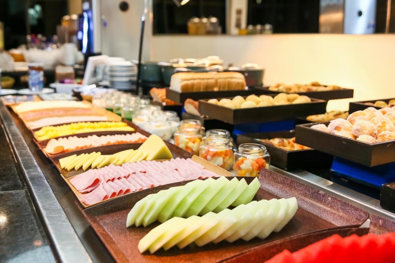 Double Tree By Hilton Sao Paulo Itaim Hotel Kültér fotó A selection of fruit at a buffet